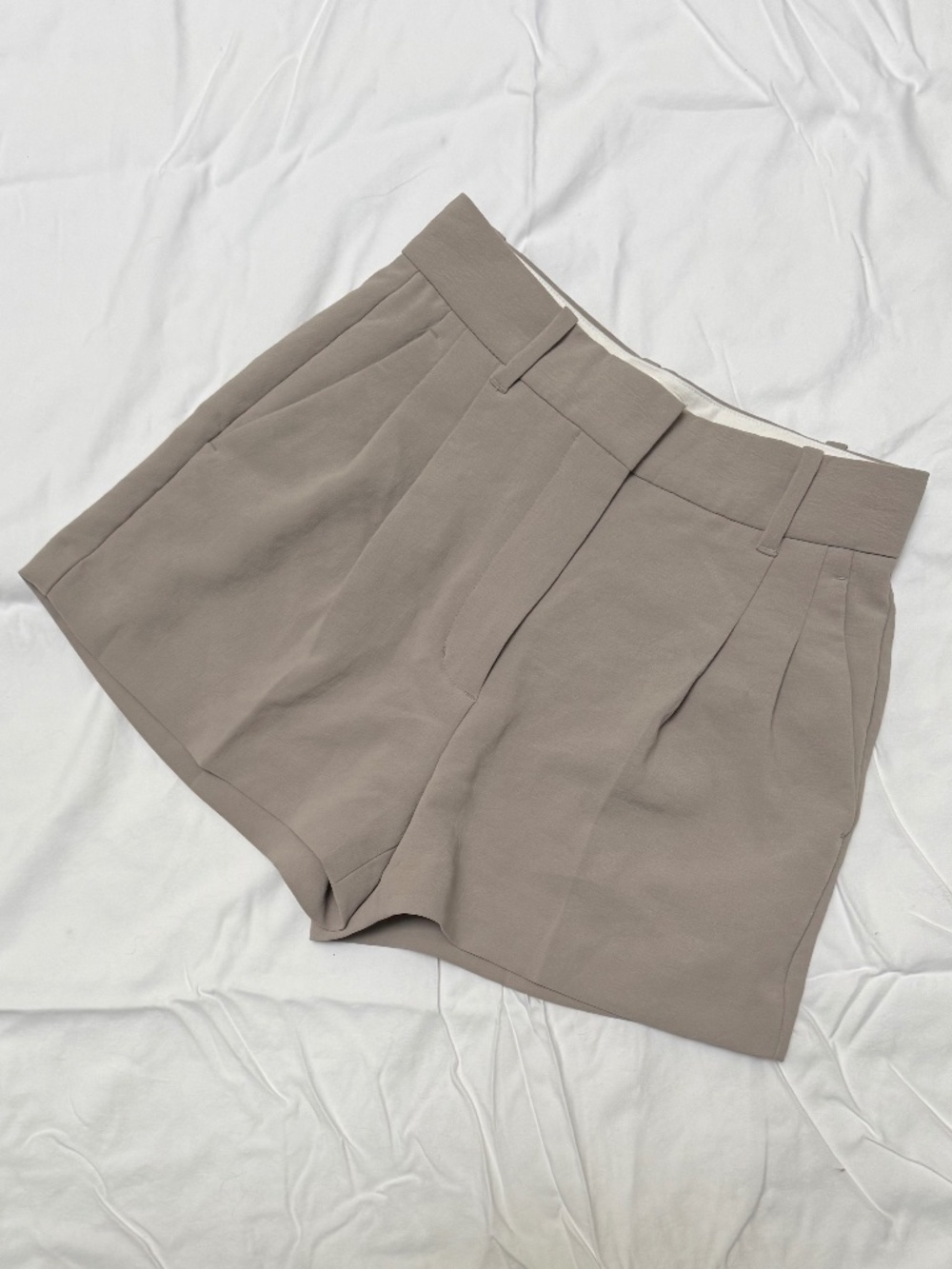 Wilfred Mini Effortless Shorts 3" in Ashen